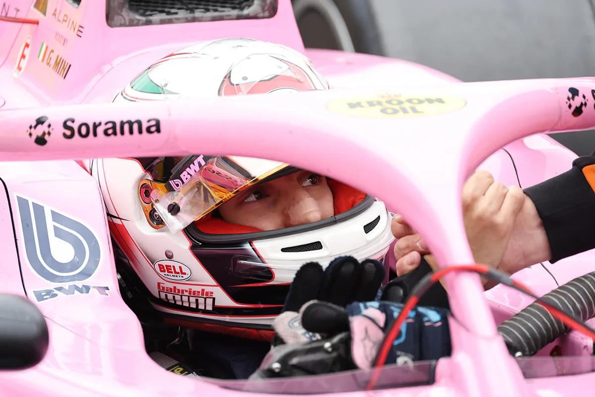 アルピーヌ育成ミニが今季2勝目！ツォロフ接触リタイアで王座争い急変／FIA F2第9戦