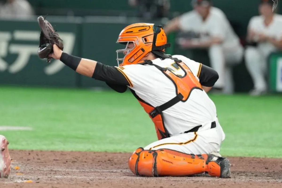 巨人・山瀬慎之助、ド派手オレンジ防具で見せる異色のアピール