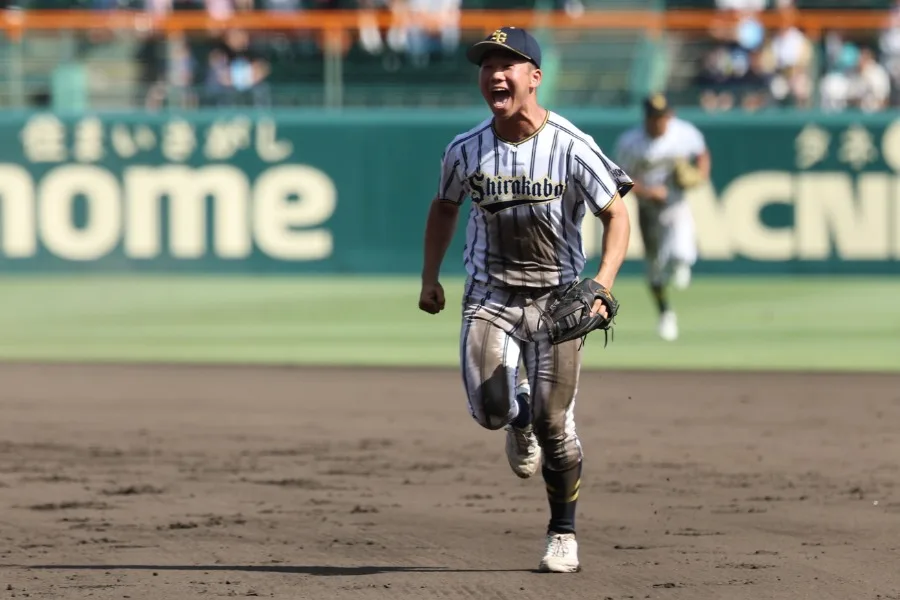 衝撃の“二遊間連係”に世界が驚愕！白樺学園2年生コンビが甲子園で魅せた神ダブルプレー