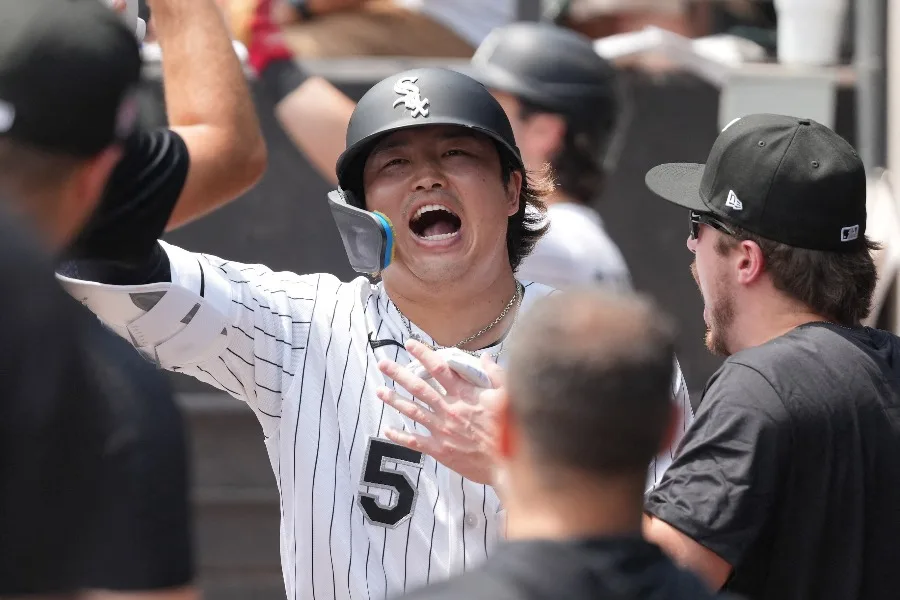 村上宗隆出場試合でへそ出しスター歌手が美しすぎる始球式