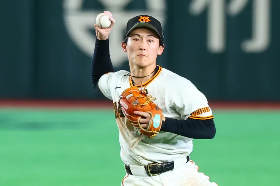 巨人・浦田俊輔が地面スレスレ超美技！帽子飛ばし激しく転倒で「鳥肌立った」