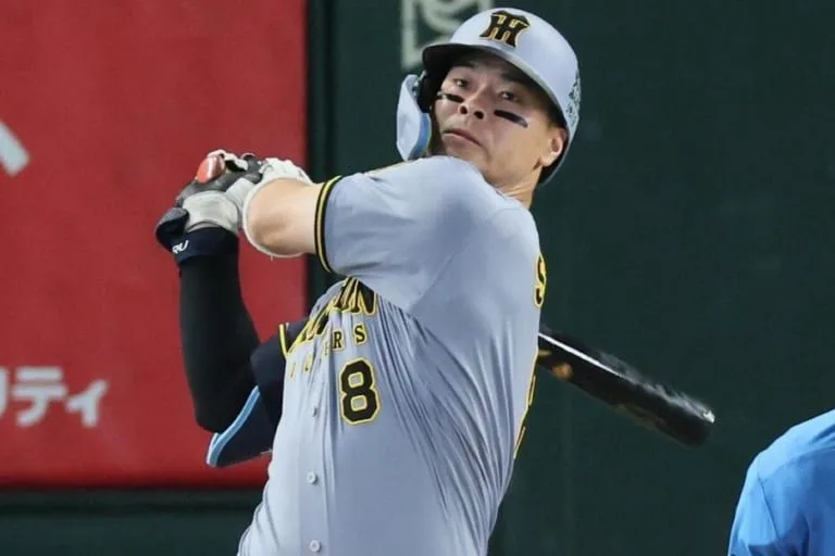 佐藤輝明が2夜連続G倒！1試合2発で通算150号到達、阪神が首位攻防戦を制す