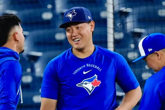 岡本和真がベンチでテープ固定！同僚の“愛あるエール”にファン爆笑