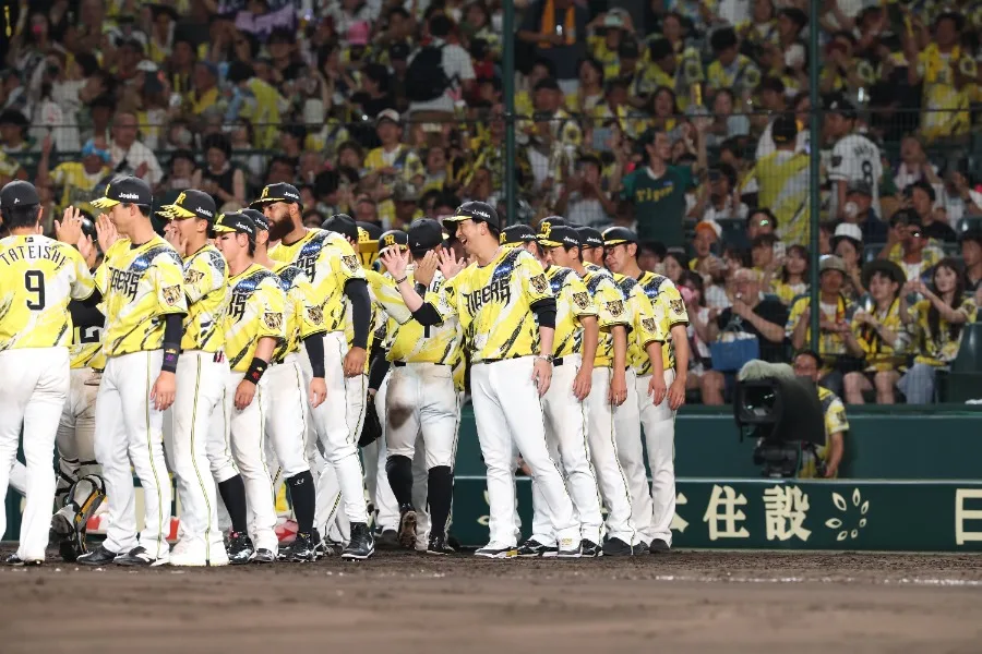 藤川監督「目指すところは1つ」村上完封＆佐藤22号で阪神が連敗ストップ、首位タイで前半戦終了