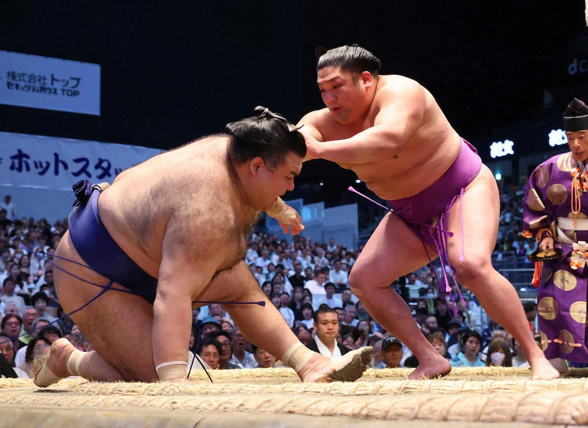 尊富士、高安との2敗対決を豪快な投げで制す！V2へ望みつなぐ