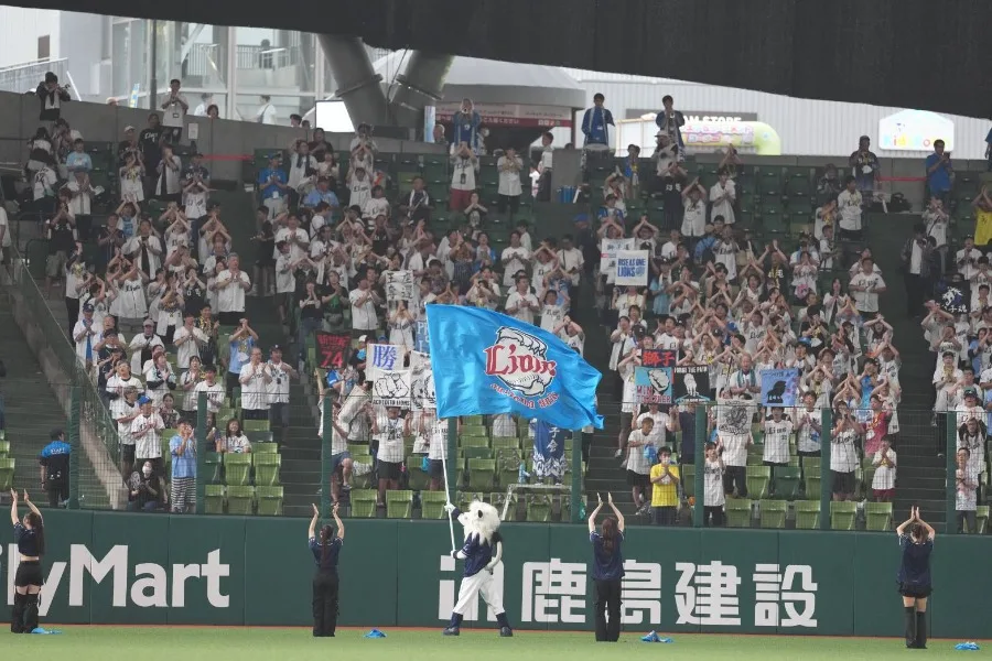百川晴香がベルーナドームに降臨！へそチラ始球式の宮内桃子を社長視察