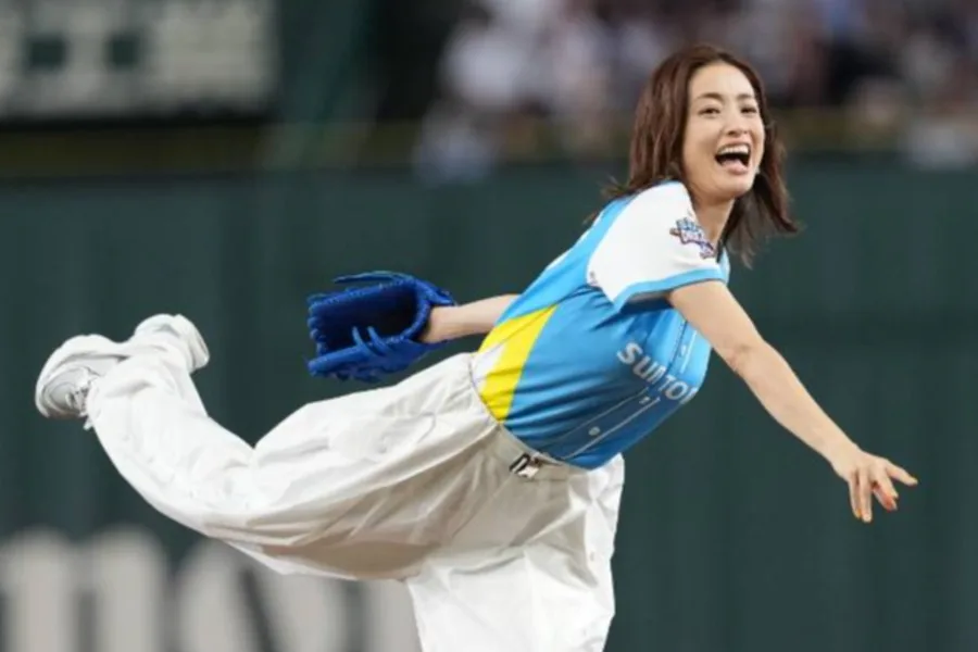 「40歳なんて信じられない」上戸彩がドリームマッチ始球式で魅せた！緊張の投球にファン大興奮