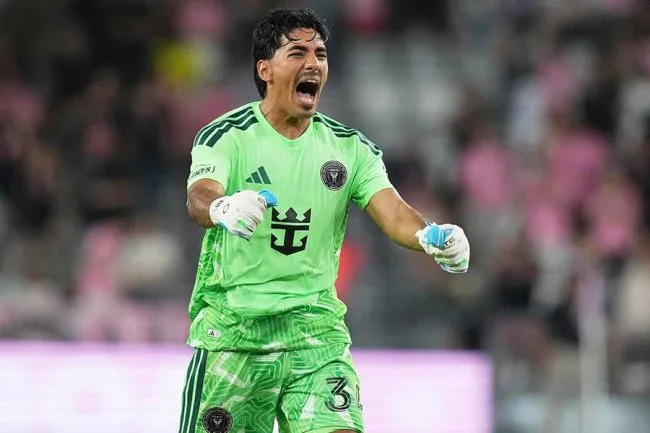 メッシ同僚GKがまさかの空振りOG！衝撃映像にファン騒然「恥ずかしすぎる」